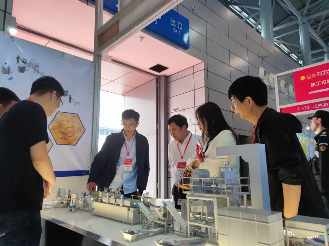 客戶參觀好機樂展位